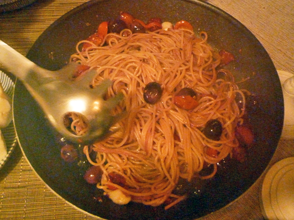 炒めたオリーブと合えたスパゲッティ