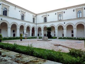 サンミケーレアルカンジェロ大修道院回廊＿モンテスカリオーゾ