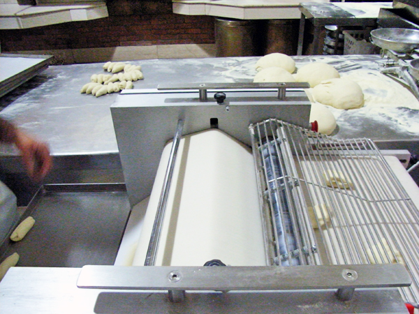 パンを伸ばす機械