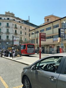 サレルノ駅前に停車するフレッチャリンクのバス