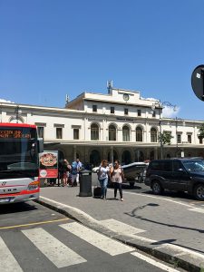 サレルノ駅前に停車するフレッチャリンクのバス