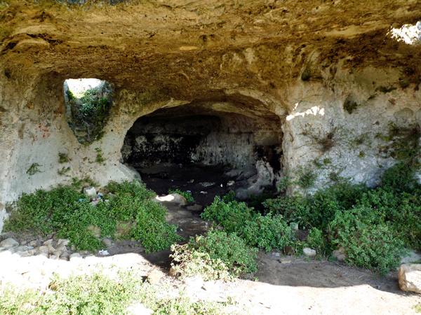 ムルジャ高原の洞窟